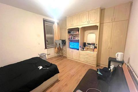 3 bedroom flat to rent, Ealing Road, Wembley