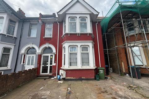 3 bedroom flat to rent, Ealing Road, Wembley