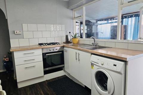 4 bedroom terraced house to rent, Eddiwick Avenue, Houghton Regis LU5