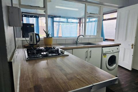 4 bedroom terraced house to rent, Eddiwick Avenue, Houghton Regis LU5