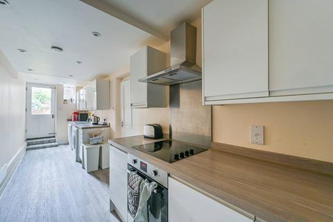 2 bedroom flat to rent, Clapham Road, Oval, London, SW9