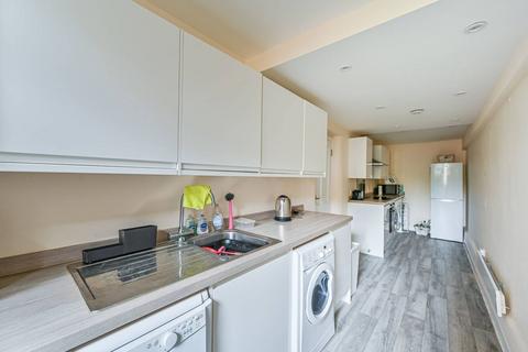 2 bedroom flat to rent, Clapham Road, Oval, London, SW9