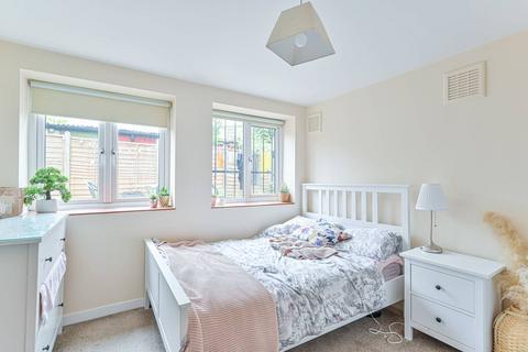 2 bedroom flat to rent, Clapham Road, Oval, London, SW9