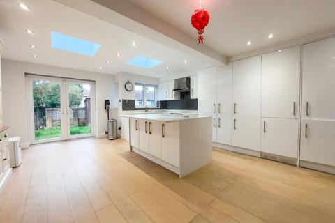 4 bedroom terraced house to rent, Moorlands Avenue, Mill Hill, London, NW7