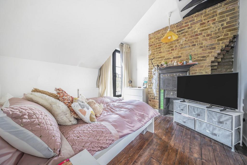 Bedroom, fireplace