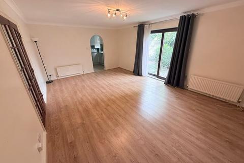 2 bedroom flat to rent, Cricketers Close, Southgate