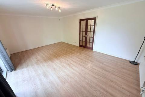 2 bedroom flat to rent, Cricketers Close, Southgate