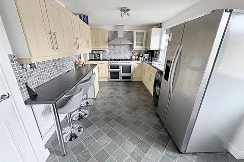 4 bedroom end of terrace house for sale, Walnut Crescent, Cleethorpes, N.E. Lincs, DN35 0RD