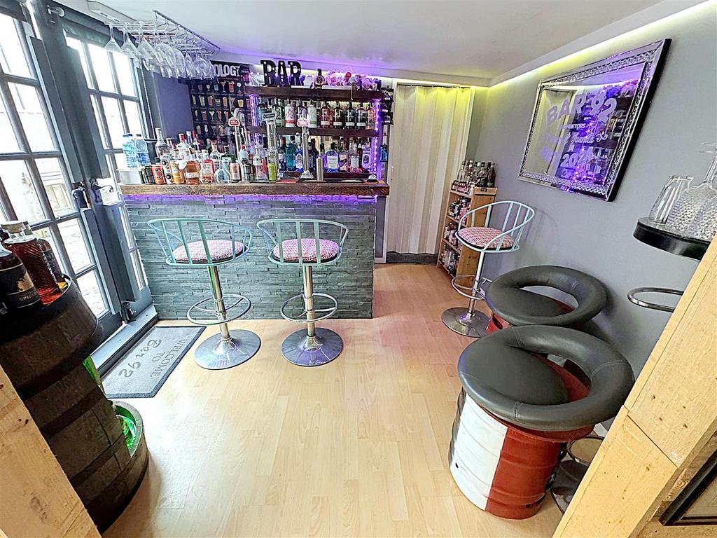 BAR & LOUNGE