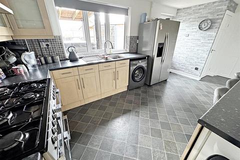 4 bedroom end of terrace house for sale, Walnut Crescent, Cleethorpes, N.E. Lincs, DN35 0RD