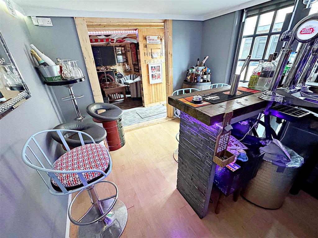 BAR & LOUNGE