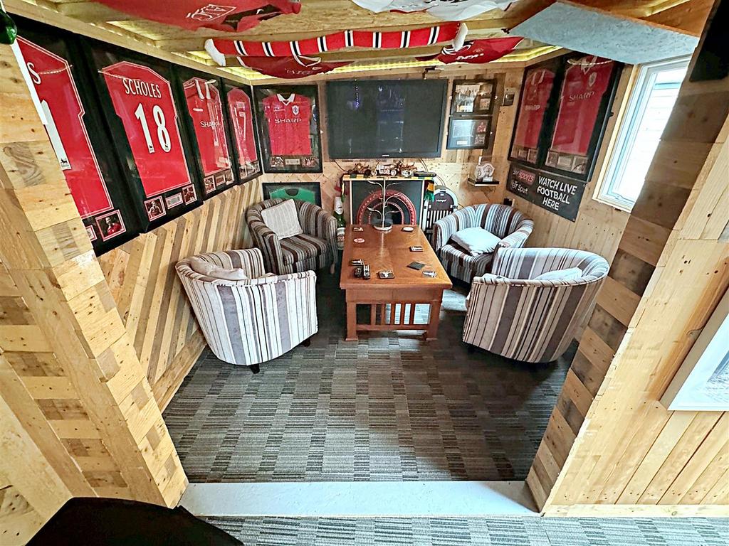BAR & LOUNGE