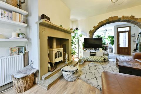 3 bedroom terraced house for sale, Milnrow Road, Oldham OL2
