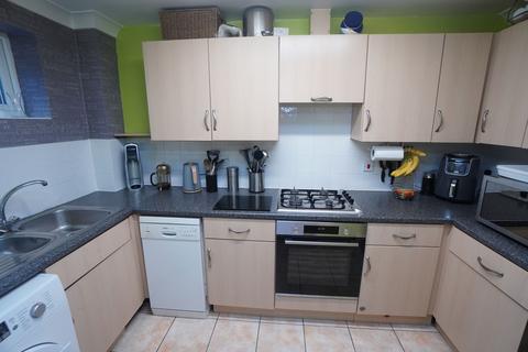 2 bedroom flat for sale, Conifer Rise, High Wycombe HP12