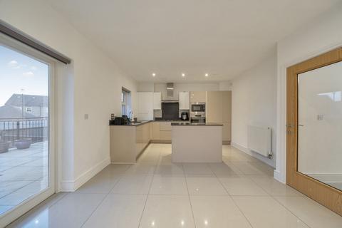 4 bedroom terraced house for sale, Adam Close, London, NW7