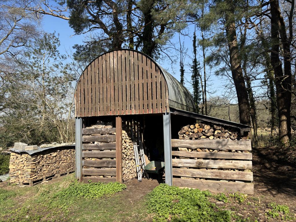 Dutch barn with lean to