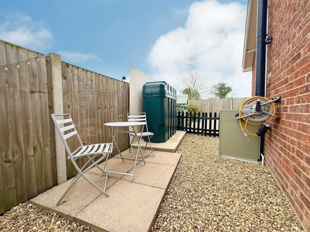 Garden to side