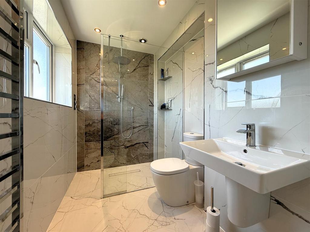 Master En-Suite.jpeg