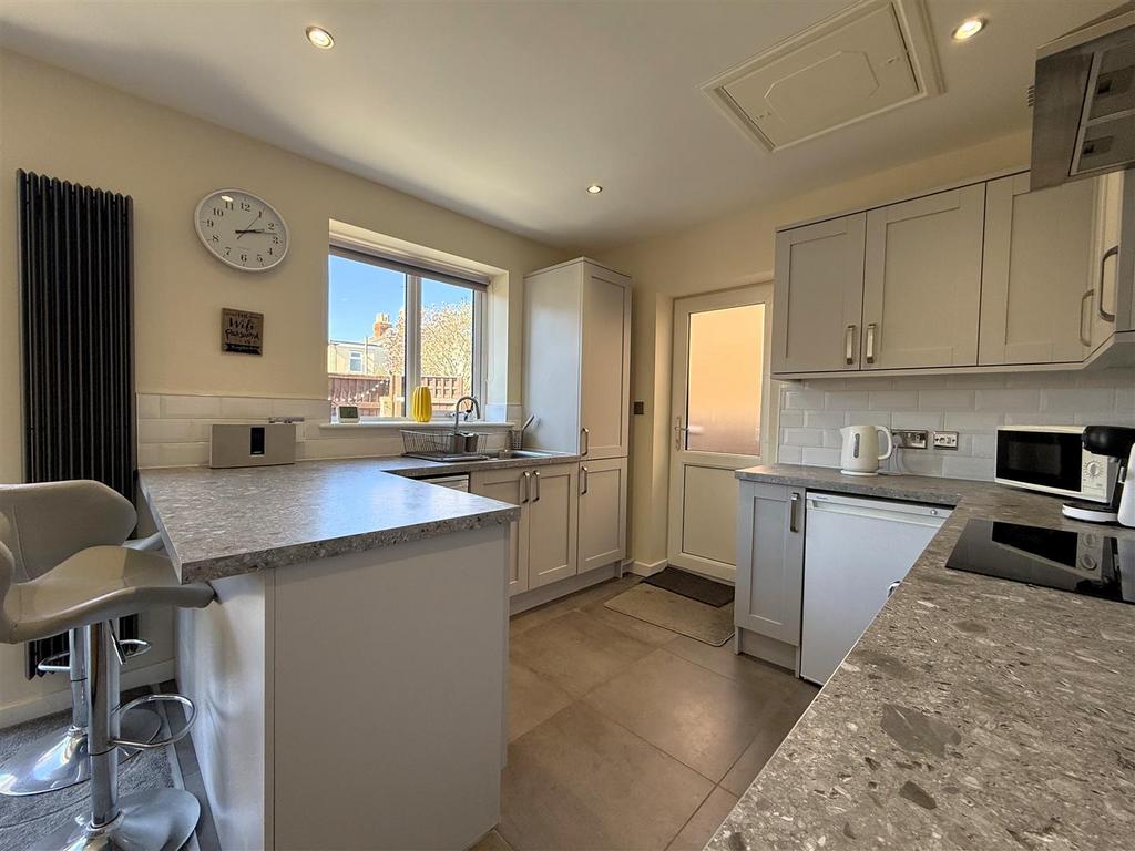 Kitchen 2.jpeg