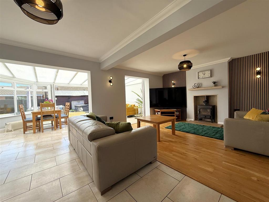 Lounge II.jpeg