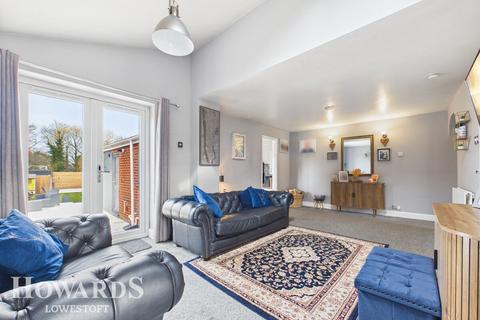 3 bedroom end of terrace house for sale, Dell Road, Lowestoft