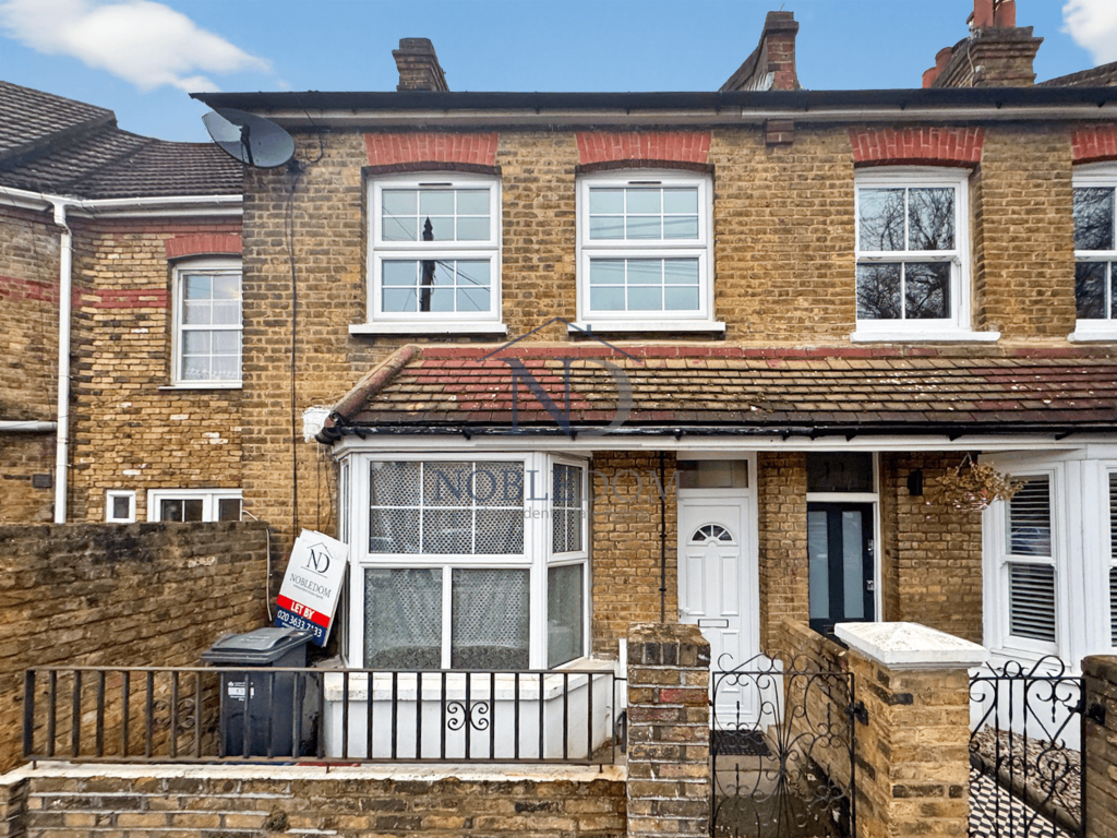 3 bedroom end of terrace house in isleworth