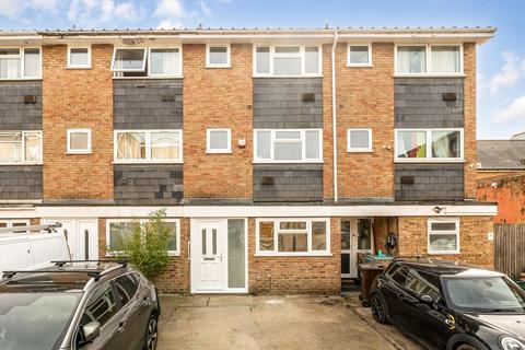 Aplin Way, Isleworth TW7