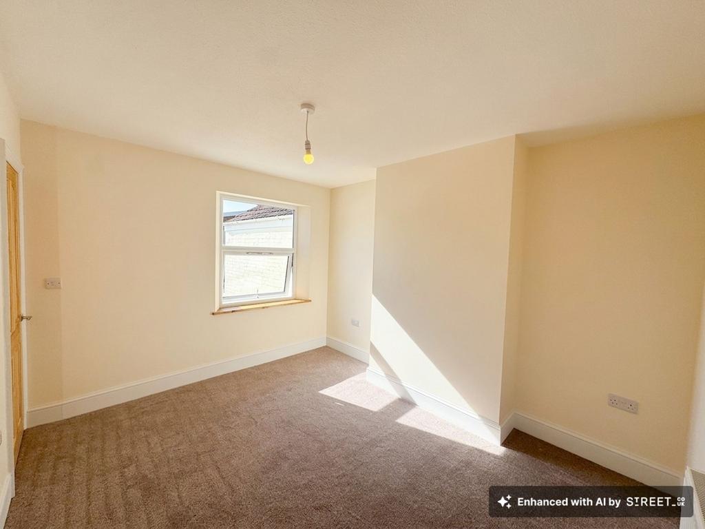 Middle double bedroom