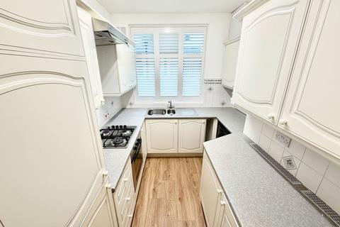 2 bedroom flat for sale, The Rutts, Bushey WD23