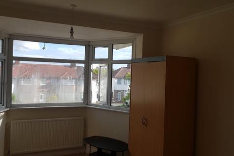 3 bedroom semi-detached house to rent, Mollison Way, Edgware HA8