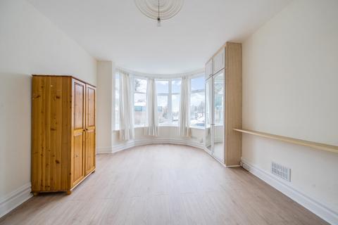 2 bedroom flat to rent, The Drive London NW11