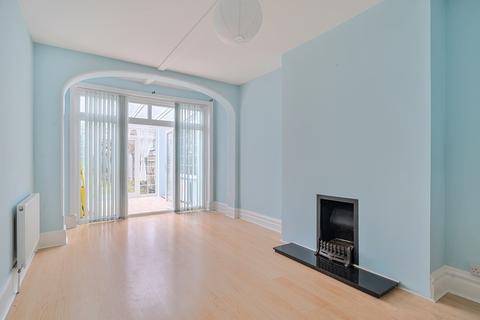 2 bedroom flat to rent, The Drive London NW11