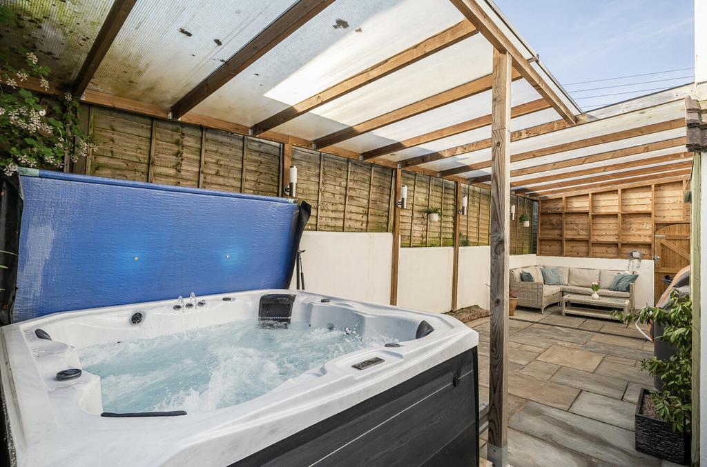 Hot Tub/Bbq Area