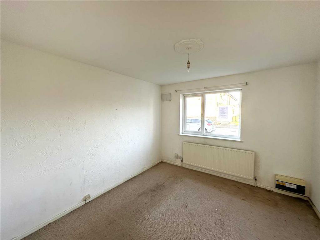 Front bedroom 1: