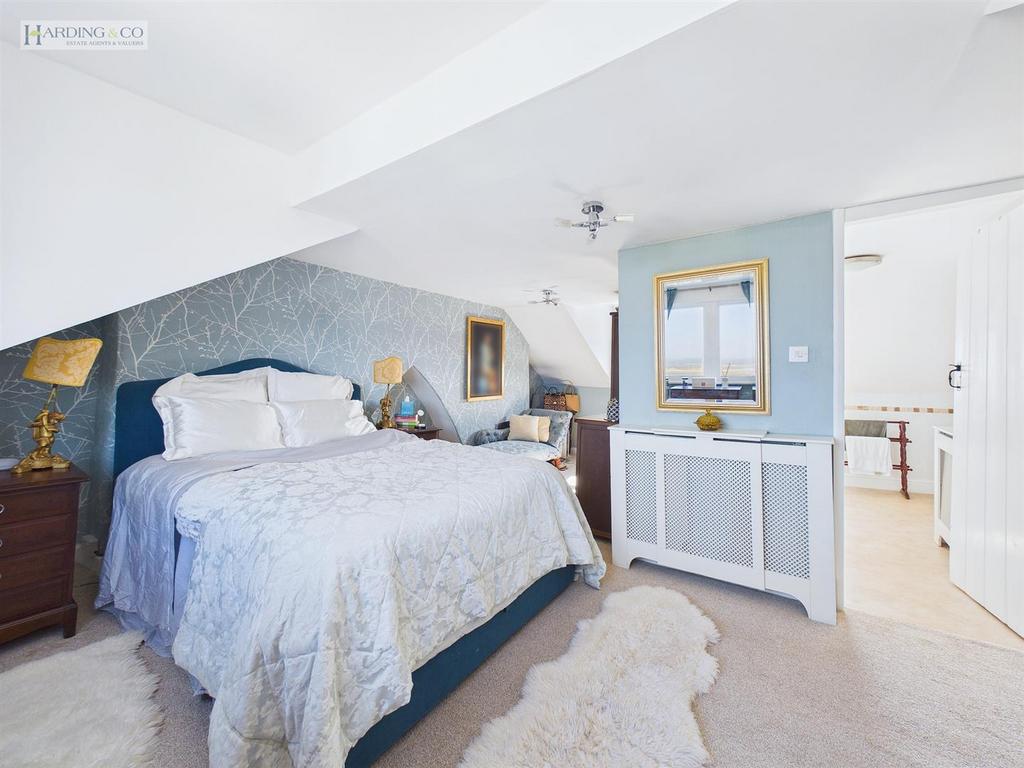 Bedroom 1 .3.jpg