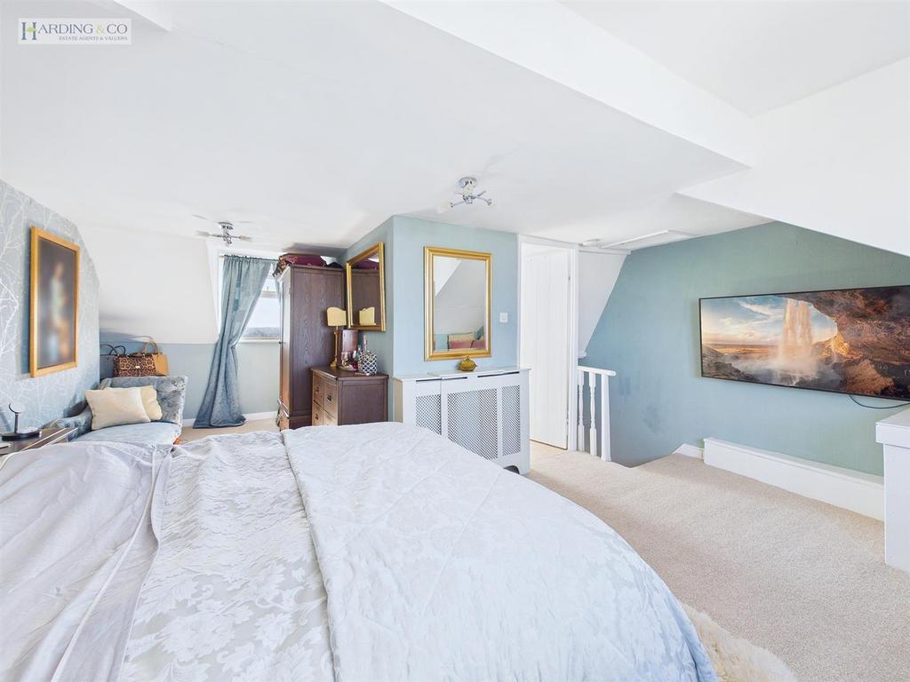 Bedroom 1 .4.jpg