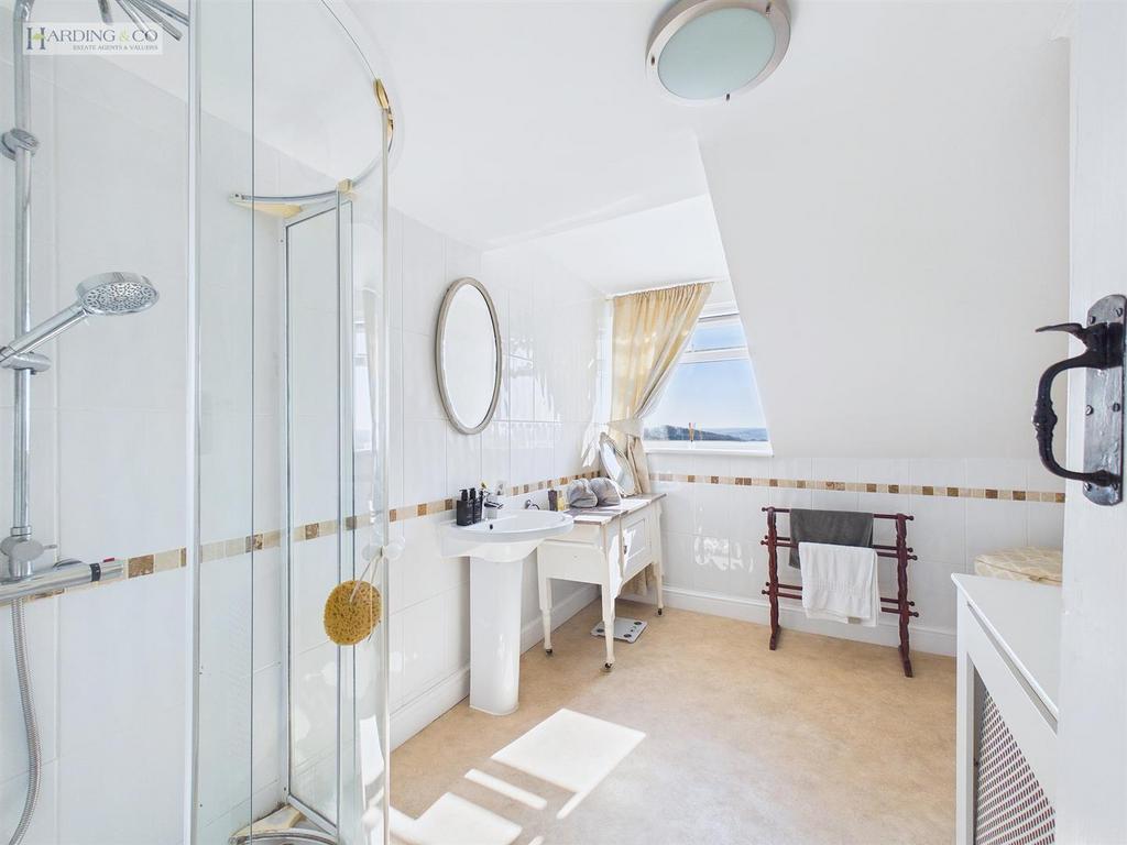 Bed 1 En Suite.jpg
