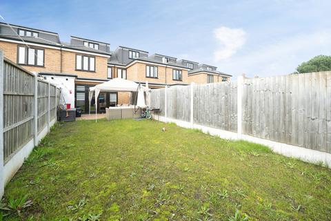 4 bedroom terraced house for sale, Hamilton Drive, Romford, RM3
