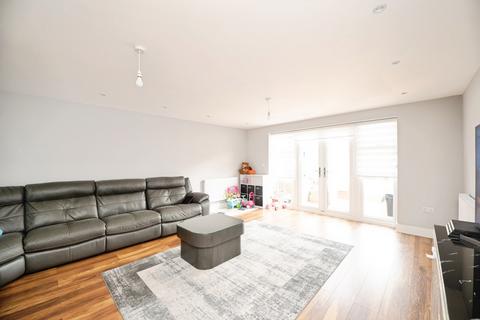 4 bedroom terraced house for sale, Hamilton Drive, Romford, RM3