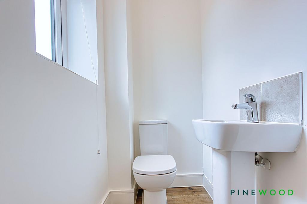Ground floor wc/cloakroom