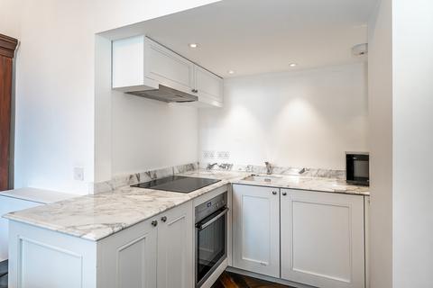 Studio to rent, Queen'S Gate London SW7