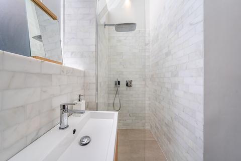 Studio to rent, Queen'S Gate London SW7