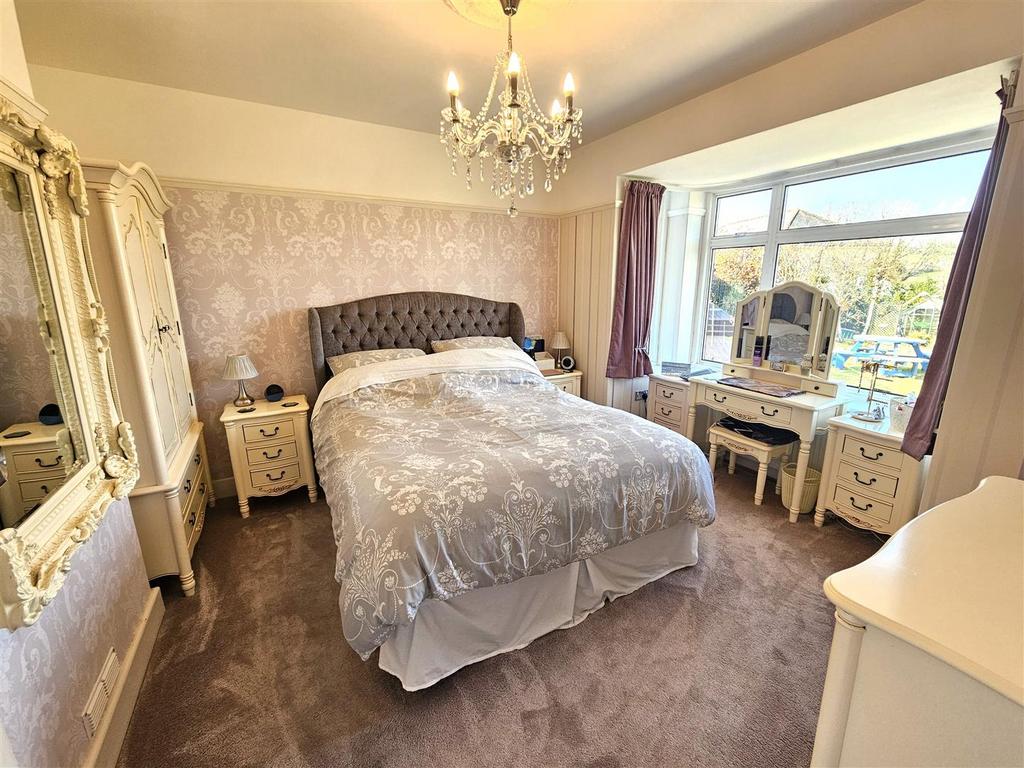 Bedroom 1.jpg