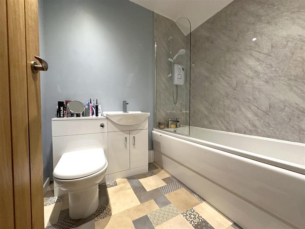 Family Bathroom 910