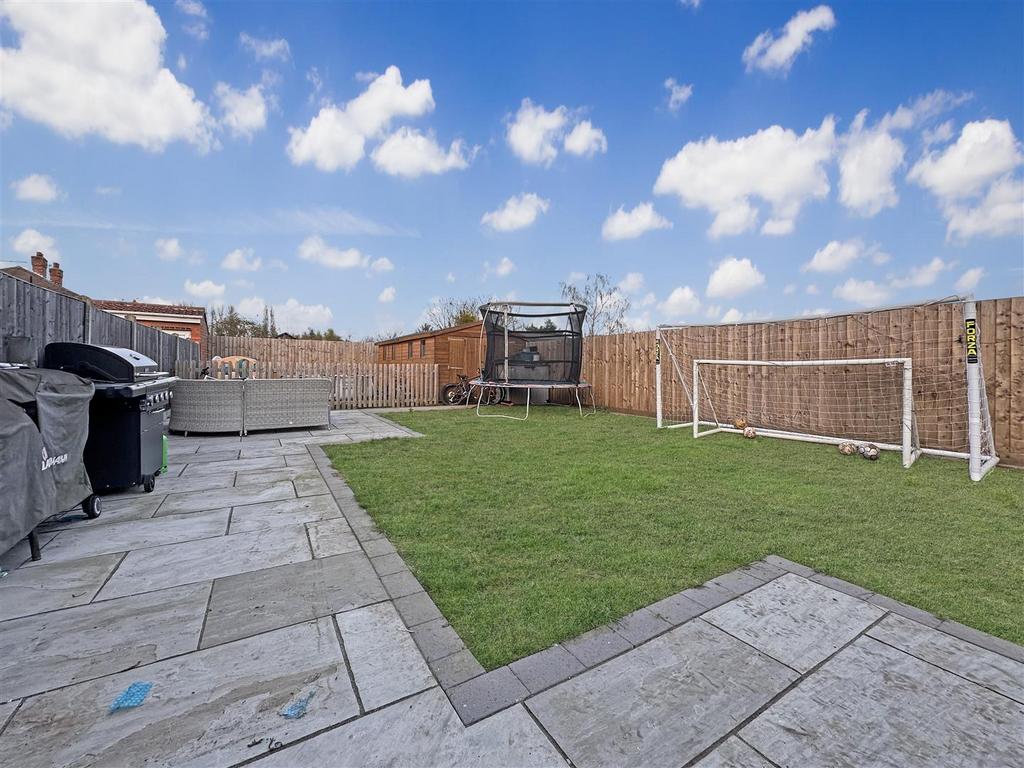 Garden With Paved Entertainment Space 041