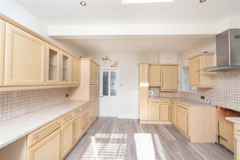 2 bedroom detached bungalow for sale, Mavis Avenue, Leeds LS16