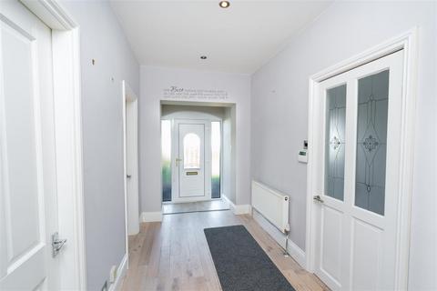 2 bedroom detached bungalow for sale, Mavis Avenue, Leeds LS16