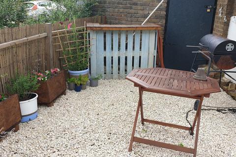 Studio to rent, St Martin's Road, LONDON