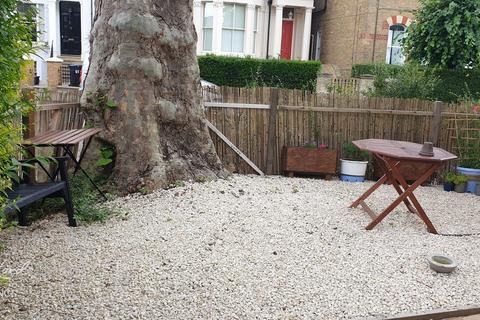 Studio to rent, St Martin's Road, LONDON