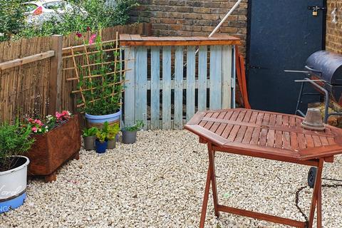 Studio to rent, St Martin's Road, LONDON